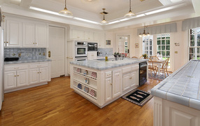 Белые стены и мебель на просторной современной кухне 