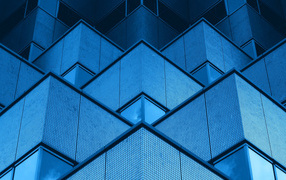 Голубые треугольники многоэтажного дома