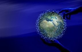 Земля в информационной паутине в руках на синем фоне