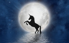 Фантастический единорог на фоне луны