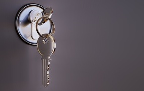 Ключ в замке на сером фоне