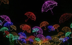 Разноцветные неоновые зонтики на черном фоне