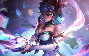 Девушка аниме с маской в руках