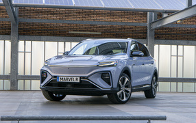 Серебристый автомобиль MG Marvel R 2023 года