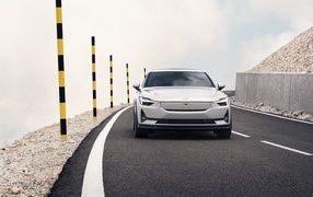 Автомобиль Polestar 2 2023 года на дороге