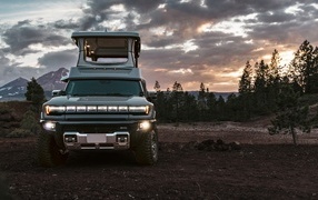 Автомобиль GMC HUMMER EV EarthCruiser 2024 года на фоне неба