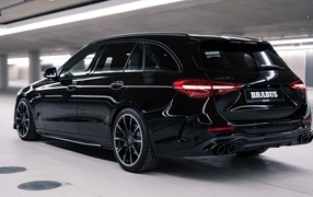 Черный Brabus D30 Estate вид сзади