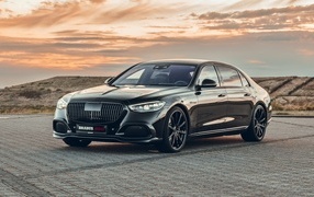 Автомобиль Brabus 850 2023 года на фоне заката