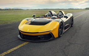 Быстрый дорогой автомобиль Pininfarina B95 Prototipo 2023 года на дороге