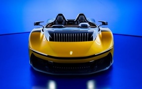 Новый автомобиль  Pininfarina B95 Prototipo 2023 года на синем фоне