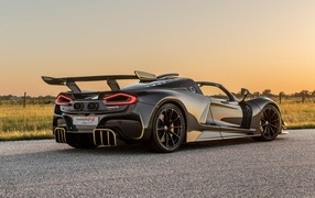Вид сзади на спортивный автомобиль Hennessey Venom F5 Revolution Roadster 2023 года