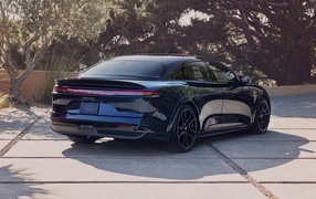 Вид сзади на автомобиль Lucid Air Sapphire 2023  года