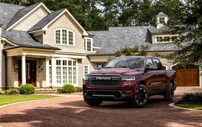 Красный пикап Ram 1500 Ramcharger Laramie 2025 года у дома