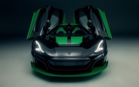 Автомобиль Rimac Nevera Time Attack 2023 с открытыми дверями
