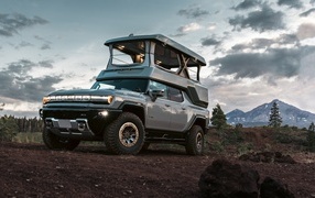 Серебристый внедорожник HUMMER EV EarthCruiser 2024 года