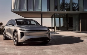 Серебристый внедорожник Lucid Gravity 2025 года