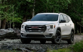 Серебристый автомобиль GMC Terrain AT4
