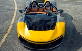 Вид сверху на спортивный автомобиль Pininfarina B95 Prototipo 2023 года