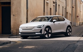 Белый автомобиль Polestar 2 2023 года