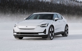 Белый автомобиль Polestar 2 на снегу