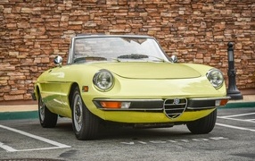 Желтый ретро автомобиль альфа ромео