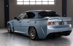 Вид сзади на серый автомобиль Alfa Romeo