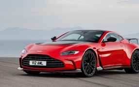 Красный спортивный автомобиль Aston Martin V12 Vantage