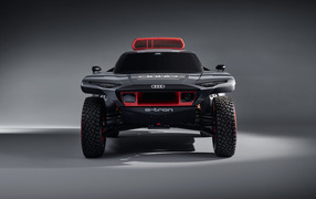 Автомобиль Audi RS Q E-Tron 2022 года вид спереди