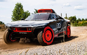 Спортивный внедорожник Audi RS Q E-Tron 2022 года