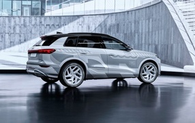 Внедорожник Audi Q6 E-Tron Prototype Show Car 2023 года вид сзади