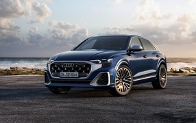 Автомобиль Audi SQ8 TFSI 2023 года на фоне неба