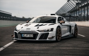 Автомобиль ABT Sportsline XGT Audi R8 LMS GT2 на стадионе