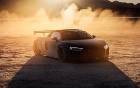 Автомобиль Audi R8 в облаке пыли