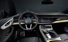 Черный кожаный салон автомобиля Audi Q8 55 TFSI Quattro S Line 2023 года