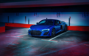 Синий спорткар Audi R8 на подземной парковке