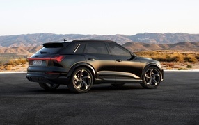 Автомобиль Audi SQ8 E-Tron Quattro  вид сзади