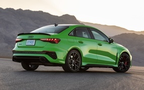 Зеленый автомобиль  Audi RS 3 Sedan 2023 года вид сзади