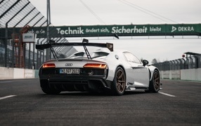 Вид сзади на автомобиль ABT Sportsline XGT Audi R8 LMS GT2