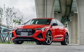 Красный автомобиль Audi E-Tron S Sportback