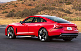 Красный автомобиль Audi RS E-Tron GT, 2023 года вид сзади