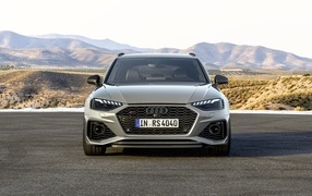 Серебристый автомобиль Audi RS 4 Avant Competition  на фоне гор