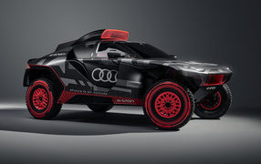 Спортивный автомобиль Audi RS Q E-Tron 2022 года на сером фоне