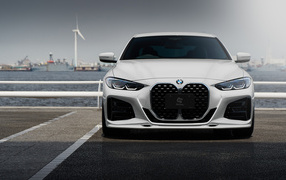 Белый автомобиль BMW 4 Series Coupé M Sport Package 2023 года