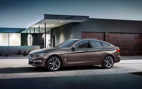 Автомобиль BMW 328i у здания