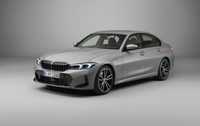 Автомобиль BMW 330i M Sport на сером фоне