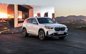 Автомобиль BMW IX1 XDrive30  вид спереди