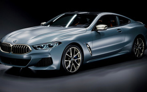 Автомобиль BMW M850i CGI на черном фоне