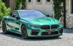Автомобиль BMW M8