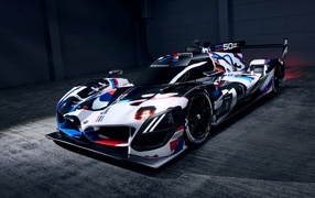 Спортивный  автомобиль BMW M Hybrid V8