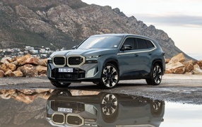Автомобиль BMW XM 2023 в горах